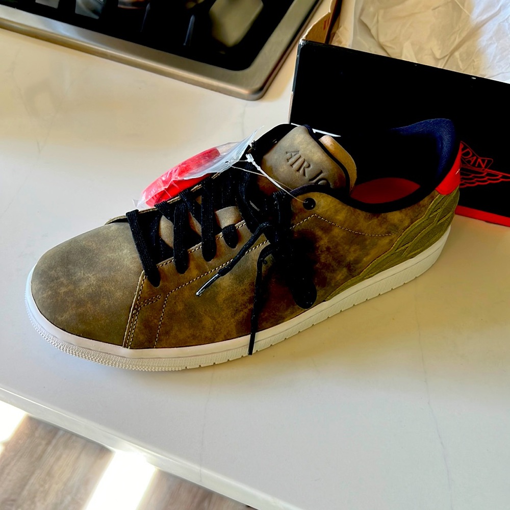 Air Jordan 1 Centre Court mens 10.5 oil green